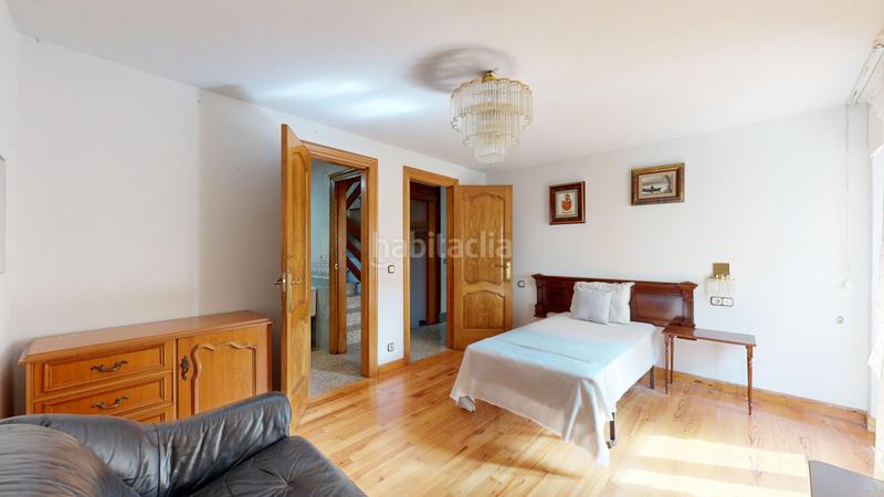 Foto 1e7b4a90-4236-46b4-b35c-579f98b6de31. Casa adosada casa con terraza en Pueyo