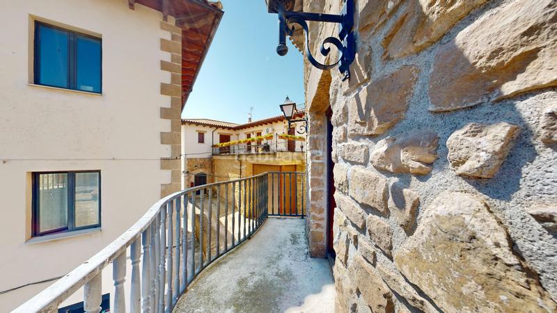 Foto 518024a6-4473-4a76-bf9e-396c603327df. Casa adosada casa con terraza en Pueyo