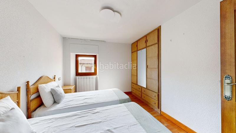 Foto dc1d771a-be2d-4ecd-b86b-bc8df438e135. Casa adosada casa con terraza en Pueyo