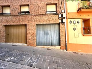 Car parking  Tafalla - calle san pedro. Venta de tres locales en tafalla, perfectos para almacén, garaje