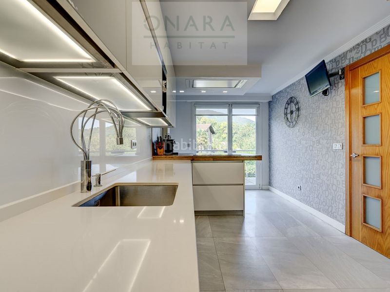 Foto 5ff29cb5-62cf-4c3b-a91c-e9317f87cd5d. Casa aparellada amb aparcament piscina a Hondarribia