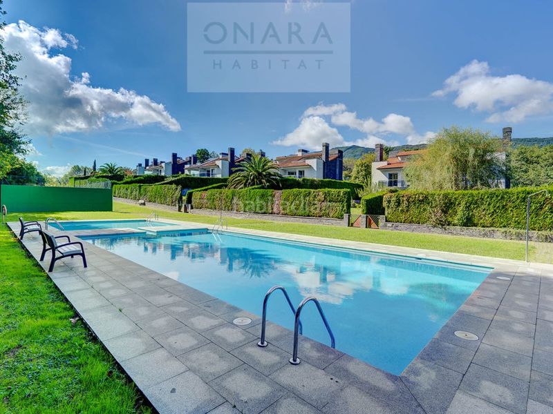 Foto afa5b465-b644-4a0d-b4e5-543a0b09f9db. Casa aparellada amb aparcament piscina a Hondarribia