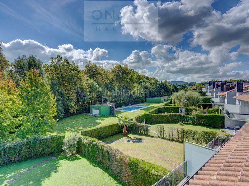 Foto c75748c4-e5c1-4a75-8e37-9ff27cb2f2e8. Casa aparellada amb aparcament piscina a Hondarribia