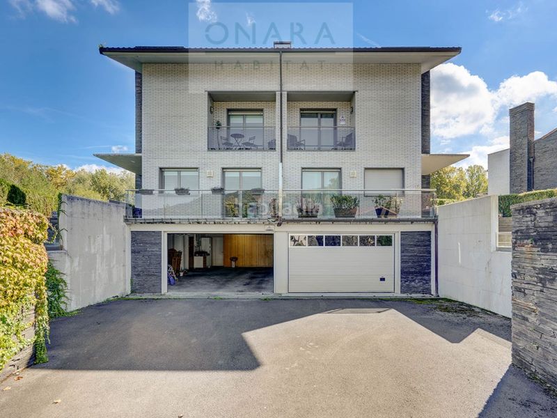Foto cf383d0e-57df-4999-ac16-7b30c3df1581. Casa aparellada amb aparcament piscina a Hondarribia