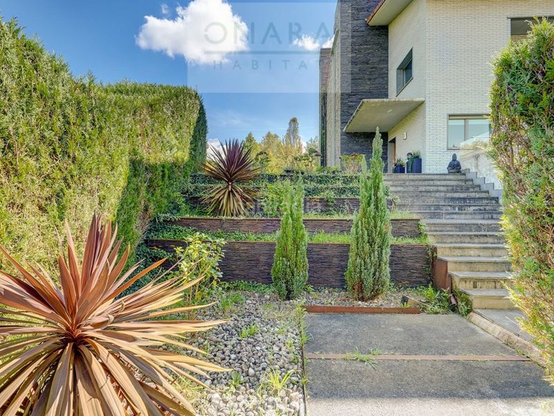 Foto d2562fd8-e6e2-46ef-96e8-577b020e54fe. Casa aparellada amb aparcament piscina a Hondarribia