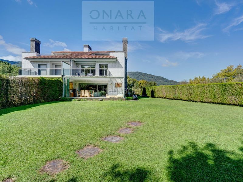 Foto f3d05f38-3b2e-4540-903f-8ab26350f5cc. Casa aparellada amb aparcament piscina a Hondarribia