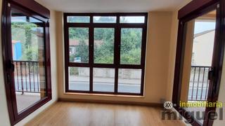 Pis a Peñamellera Baja. Piso de dos habitaciones con plaza de garaje y trastero en panes