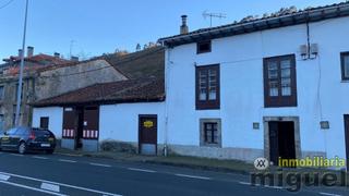 Bauernhof in Val de San Vicente. Se vende conjunto de casa, cuadra y pajar para reformar en unque