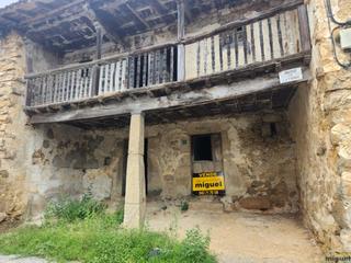 Masia a Val de San Vicente. Conjunto de casa y cuadra para rehabilitar con un pequeño jardín