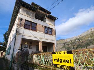Masia a Peñamellera Baja. Se vende gran propiedad para rehabilitar en abandames, peñamelle
