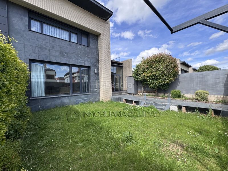Foto cdcf6f88-a7c6-4cc9-9821-cc36526219ad. Casa amb calefacció aparcament piscina a Universidad - Las Huelgas Burgos