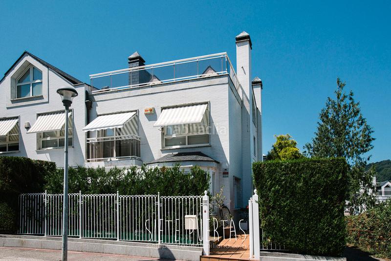 Foto 07473868-bb85-45a2-8b2a-f8da202b78e5. Casa adossada amb xemeneia calefacció aparcament piscina a Donostia - San Sebastián