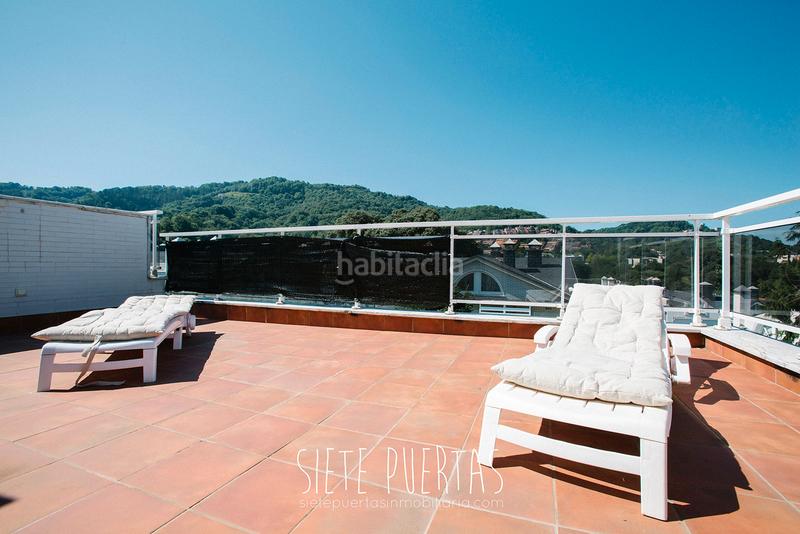 Foto 173f9466-d2f6-4f40-bfc2-c110983fb74e. Casa adossada amb xemeneia calefacció aparcament piscina a Donostia - San Sebastián