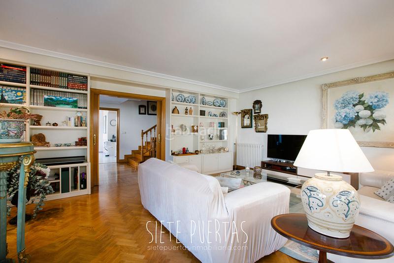 Foto 5210bb69-bd4a-4953-913c-baeba2fbc0eb. Casa adossada amb xemeneia calefacció aparcament piscina a Donostia - San Sebastián