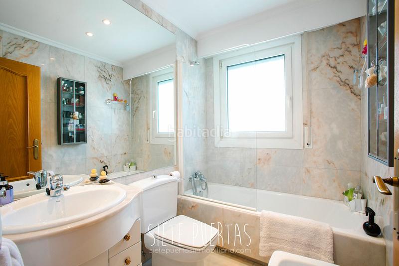Foto 8265027d-2784-4fb3-87e8-21a084bb289c. Casa adossada amb xemeneia calefacció aparcament piscina a Donostia - San Sebastián