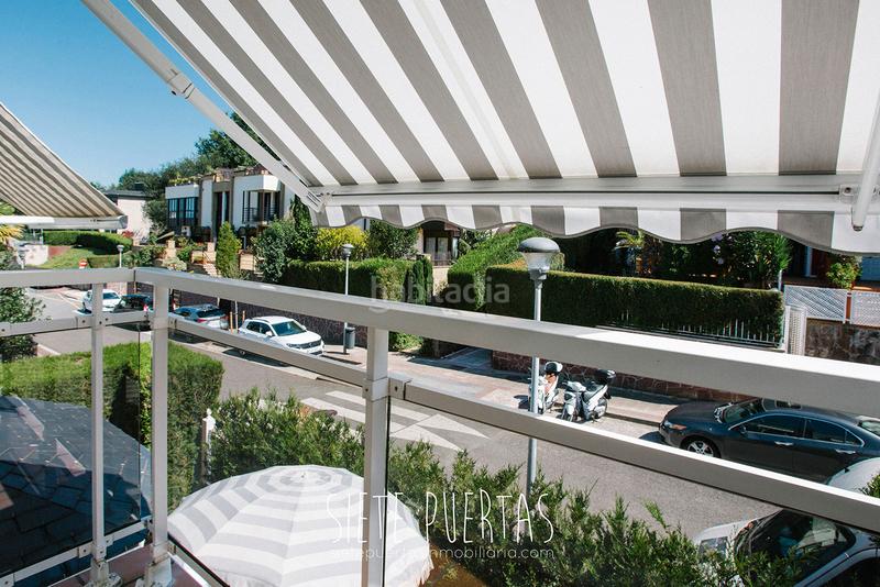 Foto b2b53898-6a17-42f2-b0cb-3db1de3611b3. Casa adossada amb xemeneia calefacció aparcament piscina a Donostia - San Sebastián