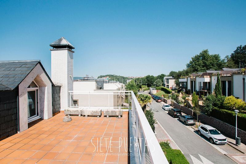 Foto c8a03a54-6f50-41e7-958a-9a3ea704d45b. Casa adossada amb xemeneia calefacció aparcament piscina a Donostia - San Sebastián