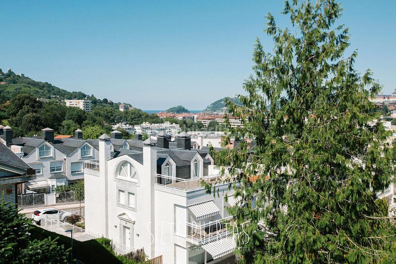 Foto d54b096a-c829-4ee8-b12b-c5c8e7a4d367. Casa adossada amb xemeneia calefacció aparcament piscina a Donostia - San Sebastián
