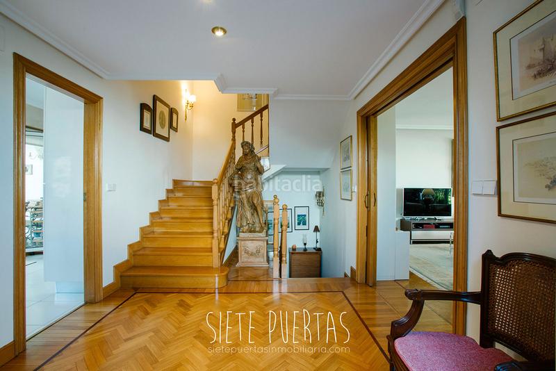 Foto fac06aae-9fe1-4b44-bb5e-695b013c0228. Casa adossada amb xemeneia calefacció aparcament piscina a Donostia - San Sebastián