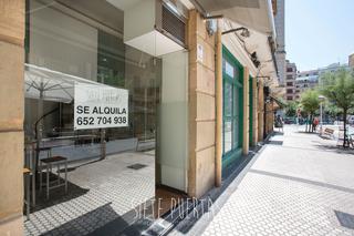 Location Local commercial  Peña y goñi kalea. Local comercial con amplio escaparate en calle comercial y peato