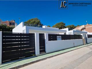 Chalet à El Pinar de Campoverde. Excelente villa con piscina privada