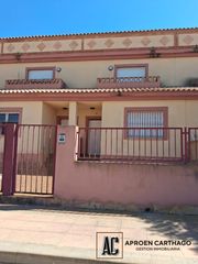 Casa adosada en Las Lomas de Rame-Bahía Bella. Adosado con piscina comunitaria, garaje y buhardilla en los alcá