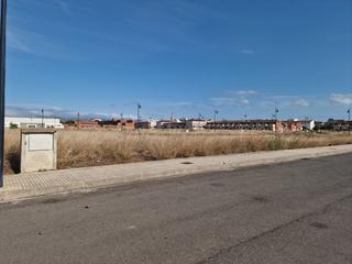 Terreny residencial a Pobla Llarga (la). Parcela urbana amplia y esquinera