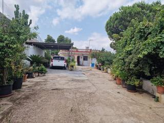 Maison à Monserrat. Chalet independiente bien situado con amplio terreno