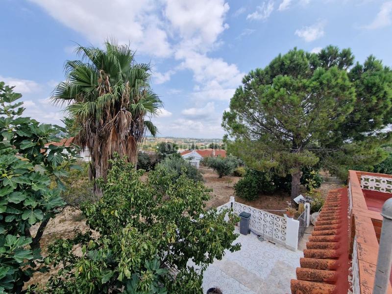 Foto 3a958631-3996-4d83-98c9-45dde0bb64c8. Casa chalet independiente bien situado con amplio terreno en Monserrat