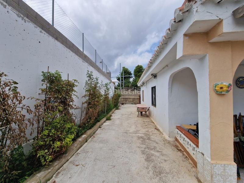 Foto 4f0d6ac5-4789-412d-90f3-f7a3d1b537a8. Casa chalet independiente bien situado con amplio terreno en Monserrat