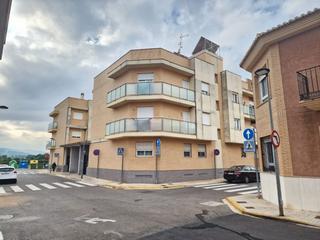 Pis a Benicull De Xúquer. En perfecto estado con garaje y piscina comunitaria