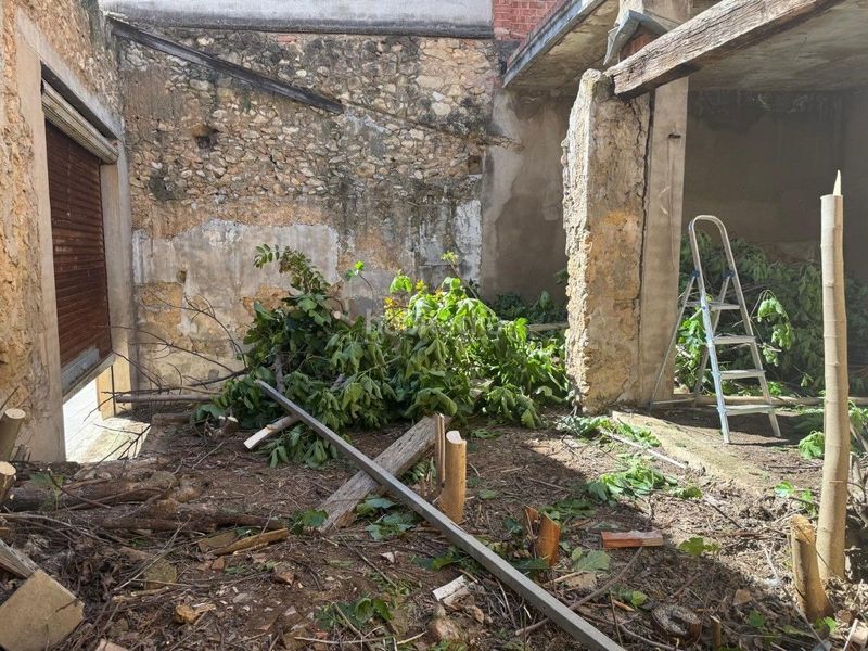 Foto af73bf23-7bf3-4027-a4d6-02ed4c8e1f93. Casa  esquinera y centrica con garaje para rehabilitar totalmente en Llosa de Ranes