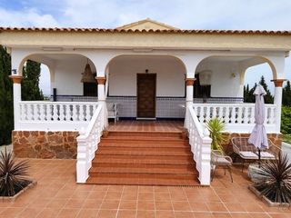 Casa en Monserrat. Chalet con 2 viviendas independientes