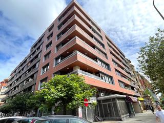 Flat in Gros. Amplio piso en gros con gran potencial a 600m de la playa