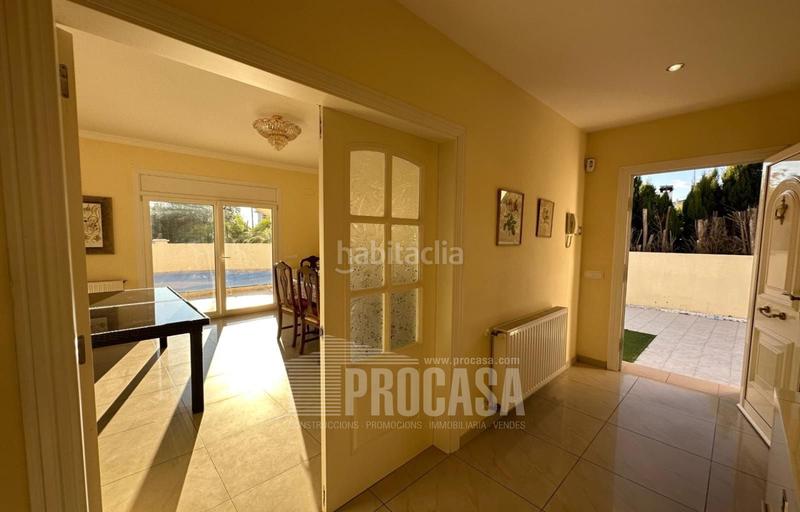 Foto 1ec52306-a604-48fd-802a-6ad91d3fa45d. Chalet casa individual cerca del centro en Carmençó Empuriabrava