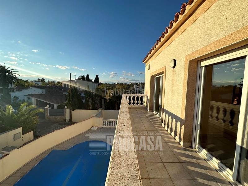 Foto 22c00333-d9b1-4e1b-8a1a-e7d1b8dcfd70. Chalet casa individual cerca del centro en Carmençó Empuriabrava