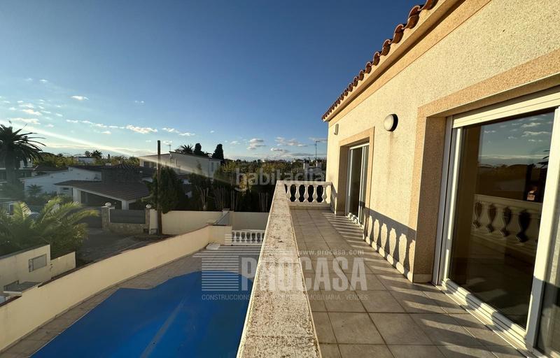 Foto 89ba1211-2756-40b0-8890-924267ae4d09. Chalet casa individual cerca del centro en Carmençó Empuriabrava