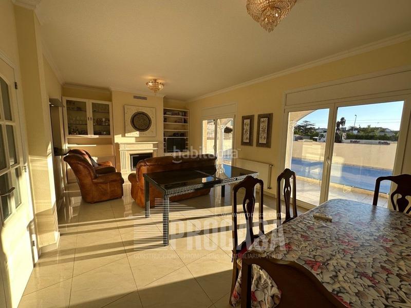 Foto b5fb4dbd-f680-47d2-bc74-831bd118833b. Chalet casa individual cerca del centro en Carmençó Empuriabrava