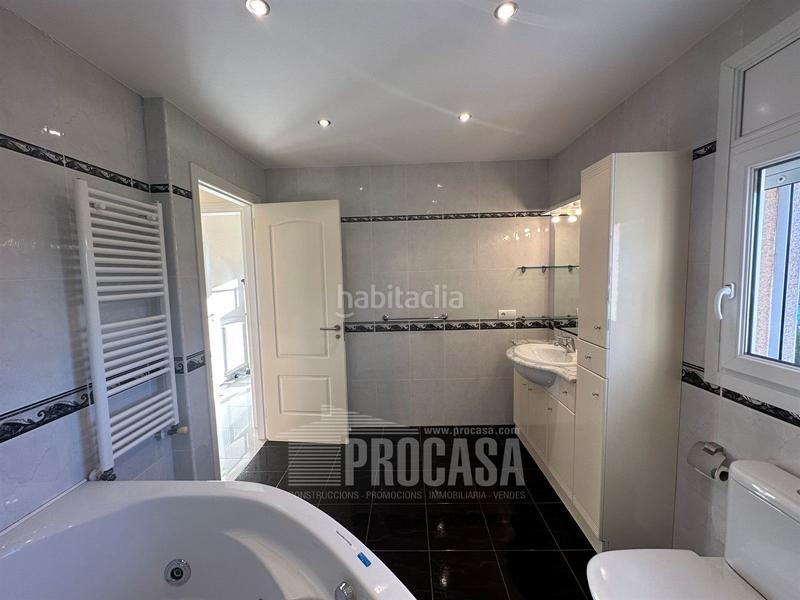 Foto d76921be-aa88-4b6a-970a-c1bef5da1781. Chalet casa individual cerca del centro en Carmençó Empuriabrava