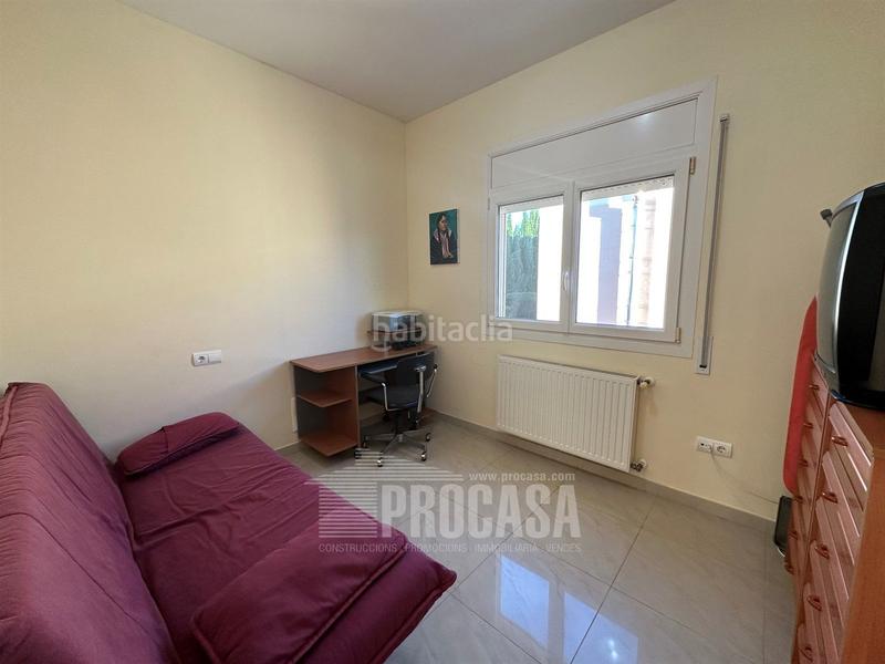 Foto e9fc9024-25b1-4234-950d-ddb791163cab. Chalet casa individual cerca del centro en Carmençó Empuriabrava