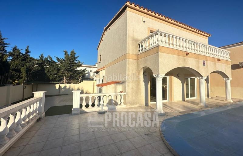 Foto f951fbc5-0015-4025-8f86-2023fc6e6e41. Chalet casa individual cerca del centro en Carmençó Empuriabrava