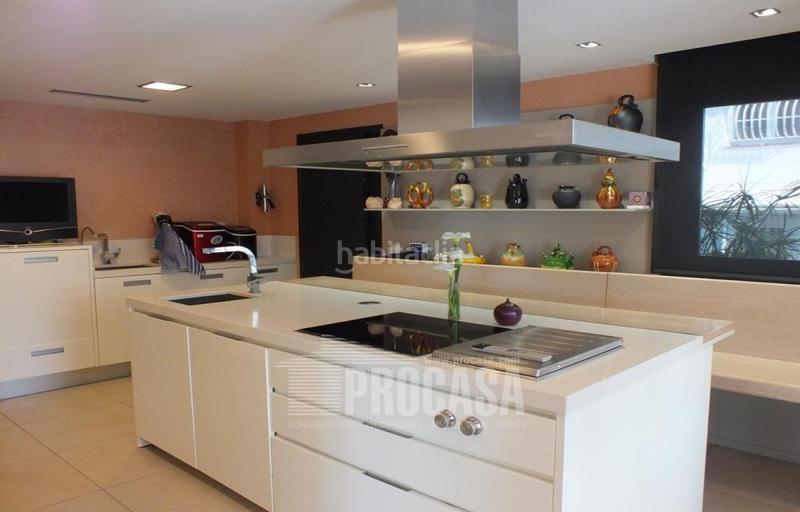 Foto 6d8f3ed4-ce45-49f5-9aa4-fd972c594a9c. Chalet with heating pool in Santa Margarida Roses