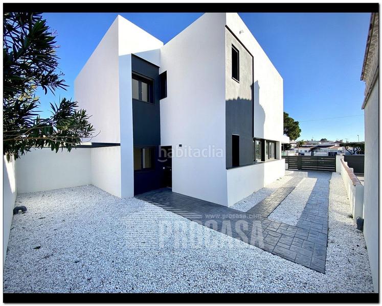 Foto 160f06b4-58e9-46c1-b353-4ab4eba7b567. Chalet casas con piscina de nueva construcción en Empuriabrava