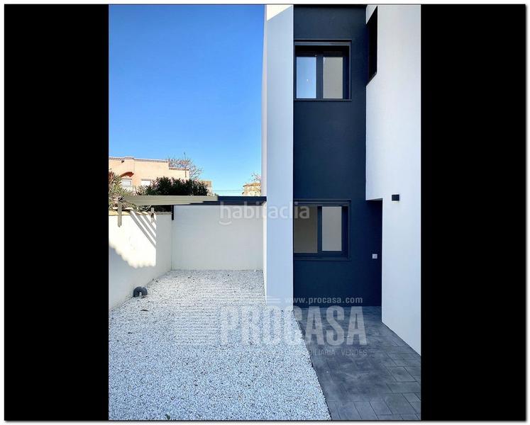 Foto 1b0df428-249f-49c7-a5e3-b36ec3a3fda4. Chalet casas con piscina de nueva construcción en Empuriabrava