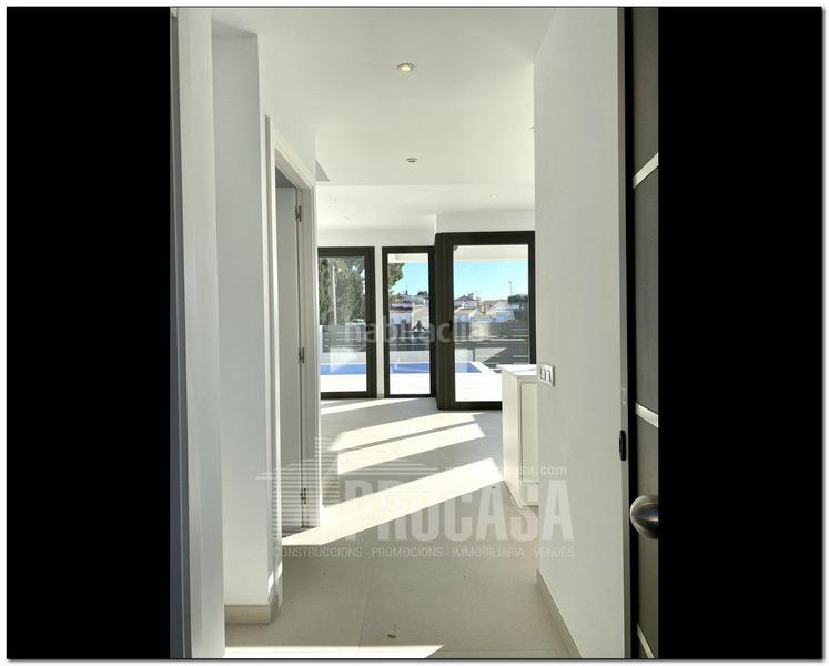 Foto 34276c82-738e-405b-90ca-99f3e2f0a74d. Chalet casas con piscina de nueva construcción en Empuriabrava
