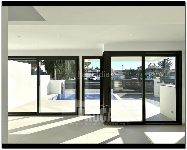 Foto 4c5b90c8-d3e2-4beb-8421-82cddb512377. Chalet casas con piscina de nueva construcción en Empuriabrava