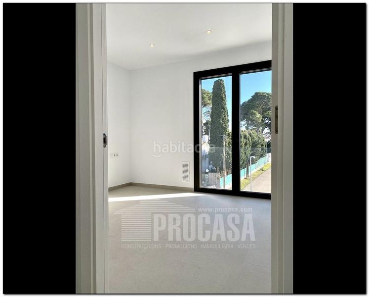 Foto 5c88bf7e-faeb-4ff7-8795-55f045deb4cb. Chalet casas con piscina de nueva construcción en Empuriabrava
