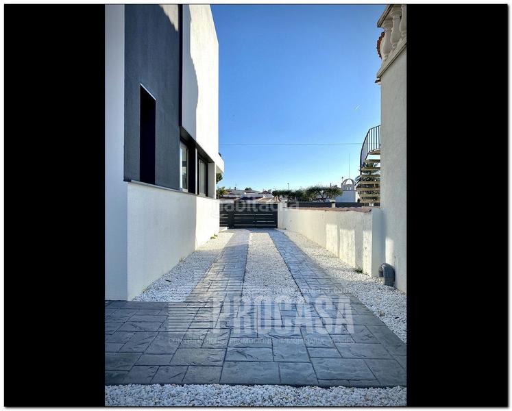 Foto 6f6f8f15-51ac-4ef5-aea5-8c9a43c05596. Chalet casas con piscina de nueva construcción en Empuriabrava