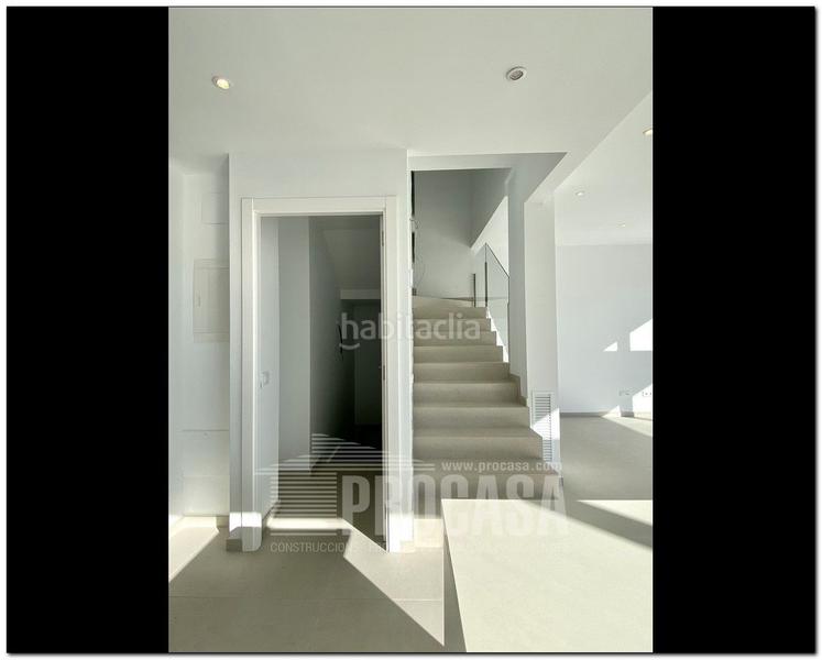 Foto 80615977-04d6-48bf-85cd-38bbfb5ce7a3. Chalet casas con piscina de nueva construcción en Empuriabrava