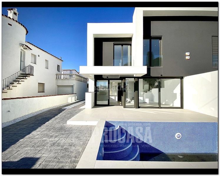 Foto 8ac8a439-f7b0-4b73-90b1-10c81acda035. Chalet casas con piscina de nueva construcción en Empuriabrava